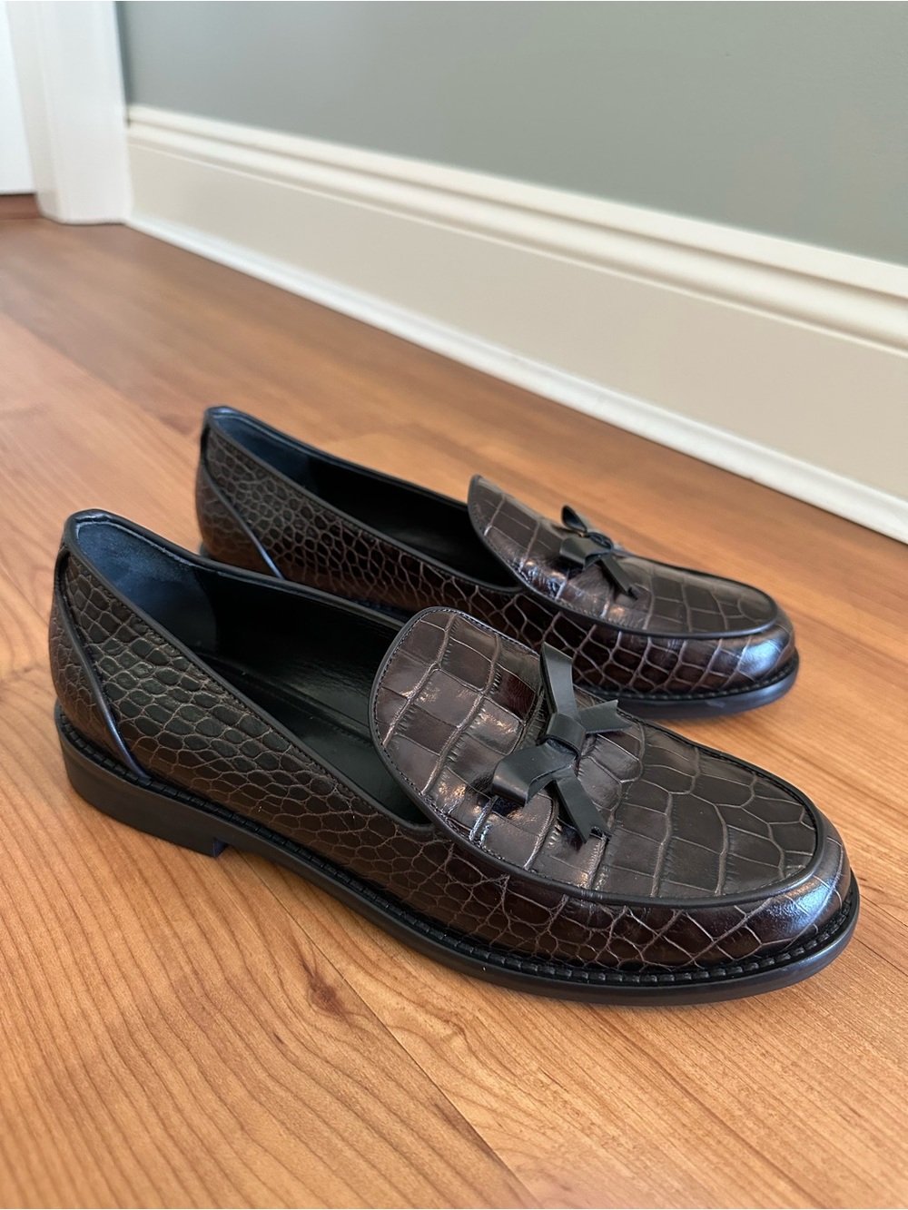 Women’s Brown Croc-Embossed Leather Bow Loafers